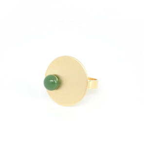 DISCO Green RING from the PIB collection by PLATÓNICA. Gold plated silver and glass. Minimalist jewelry. Contemporary jewelry. Author jewelry. Made in Granada, Andalusia, Spain. Jewelry workshop in the Albaicín. Crafts. Hand-made jewelry. Jewels made from Andalusia. Geometry. Modern and sophisticated style.
