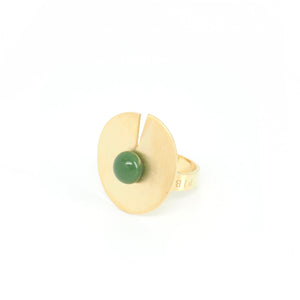 OPEN DISC RING Green from the PIB collection by PLATÓNICA. Gold plated silver and glass. Minimalist jewelry. Contemporary jewelry. Author jewelry. Made in Granada, Andalusia, Spain. Jewelry workshop in the Albaicín. Crafts. Hand-made jewelry. Jewels made from Andalusia. Geometry. Modern and sophisticated style.