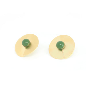 Green OPEN DISC EARRINGS from the PIB collection by PLATÓNICA. Gold plated silver and glass. Minimalist jewelry. Contemporary jewelry. Author jewelry. Made in Granada, Andalusia, Spain. Jewelry workshop in the Albaicín. Crafts. Hand-made jewelry. Jewels made from Andalusia. Geometry. Modern and sophisticated style.