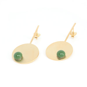 LONG DISC EARRINGS GREEN Green from the PIB collection by PLATÓNICA. Gold plated silver and glass. Minimalist jewelry. Contemporary jewelry. Author jewelry. Made in Granada, Andalusia, Spain. Jewelry workshop in the Albaicín. Crafts. Hand-made jewelry. Jewels made from Andalusia. Geometry. Modern and sophisticated style.