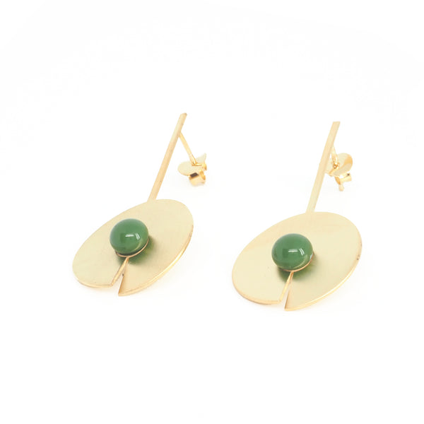 LONG OPEN DISC EARRINGS Green from the PIB collection by PLATÓNICA. Gold plated silver and glass. Minimalist jewelry. Contemporary jewelry. Author jewelry. Made in Granada, Andalusia, Spain. Jewelry workshop in the Albaicín. Crafts. Hand-made jewelry. Jewels made from Andalusia. Geometry. Modern and sophisticated style.