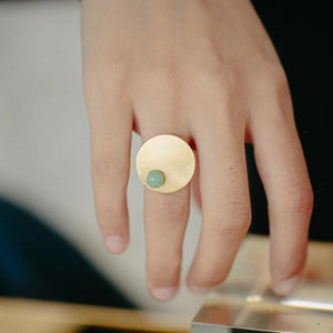 Mint disc ring from the PIB collection by PLATÓNICA. Gold plated silver and glass. Minimalist jewelry. Contemporary jewelry. Author jewelry. Made in Granada, Andalusia, Spain. Jewelry workshop in the Albaicín. Crafts. Hand-made jewelry. Jewels made from Andalusia. Geometry. Modern and sophisticated style.