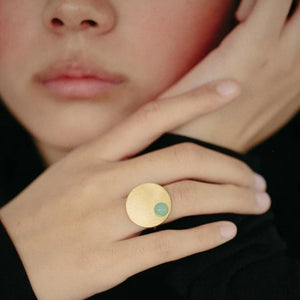 Mint disc adjustable ring from the PIB collection by PLATÓNICA. Gold plated silver and glass. Minimalist jewelry. Contemporary jewelry. Author jewelry. Made in Granada, Andalusia, Spain. Jewelry workshop in the Albaicín. Crafts. Hand-made jewelry. Jewels made from Andalusia. Geometry. Modern and sophisticated style.