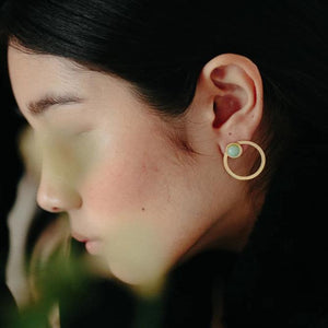 Tris tras Mint earrings from the PIB collection by PLATÓNICA. Gold plated silver and glass. Minimalist jewelry. Contemporary jewelry. Author jewelry. Made in Granada, Andalusia, Spain. Jewelry workshop in the Albaicín. Crafts. Hand-made jewelry. Jewels made from Andalusia. Geometry. Modern and sophisticated style.