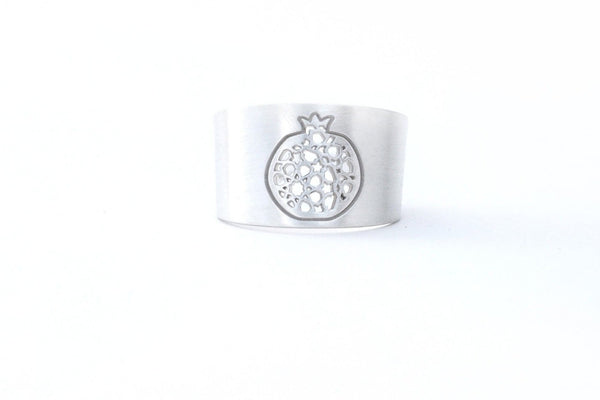 Granada Wide Ring no. 4. 925 silver. Sterling silver. PLATÓNICA, contemporary signature jewelry. manufactured in our workshop in Albaicin, Granada, Spain. Handmade jewelry. Alhambra Jewels, Granada. Granada crafts. Jewels made from Andalusia.
