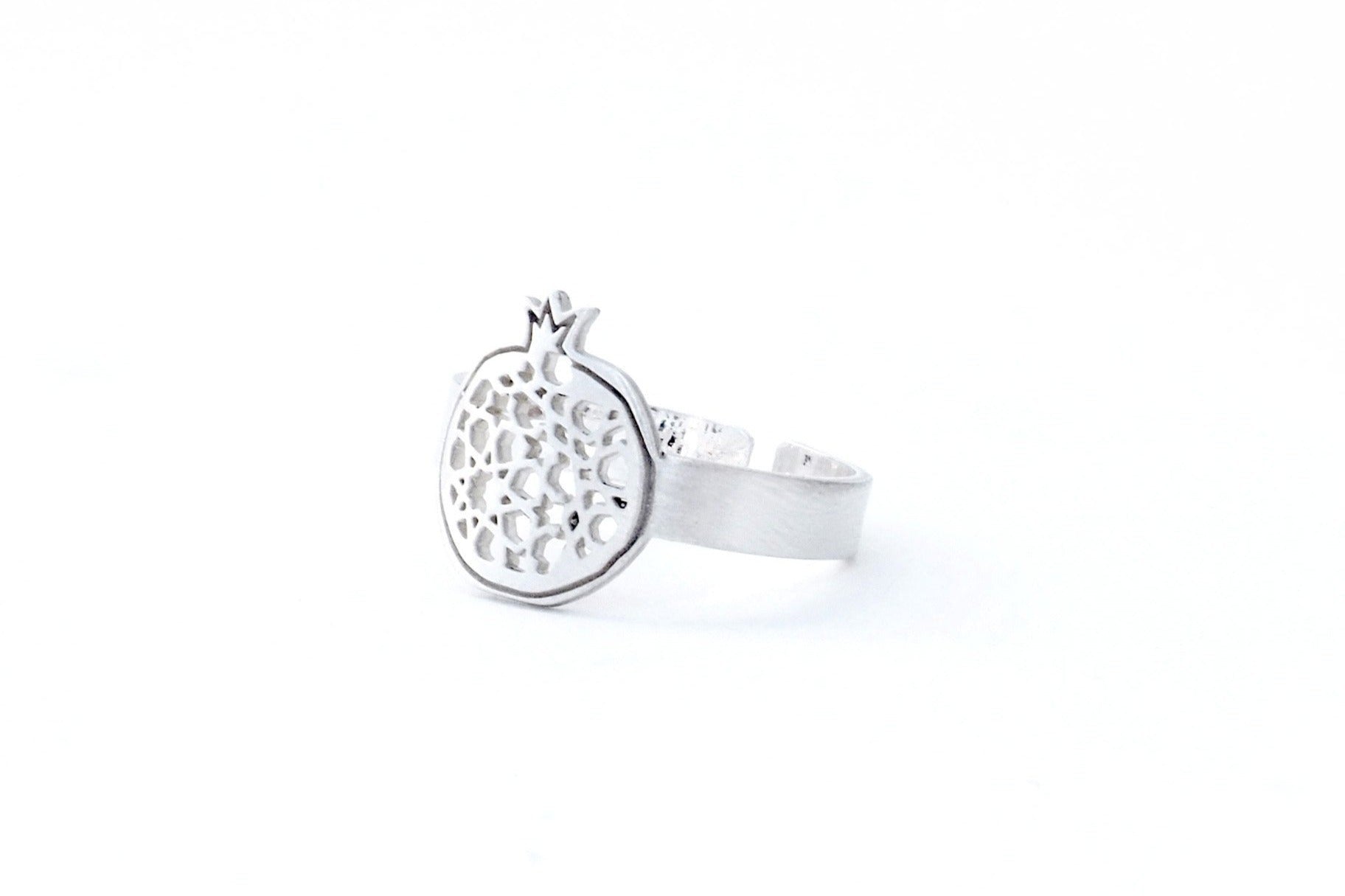 Anillo fino granada no. 4. Plata 925. Plata esterlina.  PLATÓNICA, joyería contemporánea de autor. fabricado en nuestro taller del Albaicin, Granada, España. Joyas artesanales. Joyas Alhambra, Granada. Artesanía Granada. Joyas hechas de Andalucía. 
