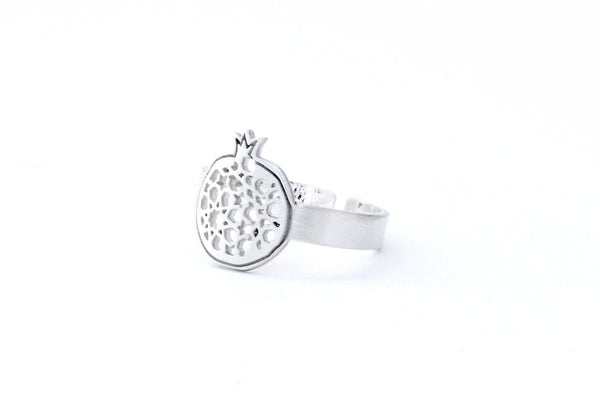 Anillo fino granada no. 4. Plata 925. Plata esterlina.  PLATÓNICA, joyería contemporánea de autor. fabricado en nuestro taller del Albaicin, Granada, España. Joyas artesanales. Joyas Alhambra, Granada. Artesanía Granada. Joyas hechas de Andalucía. 