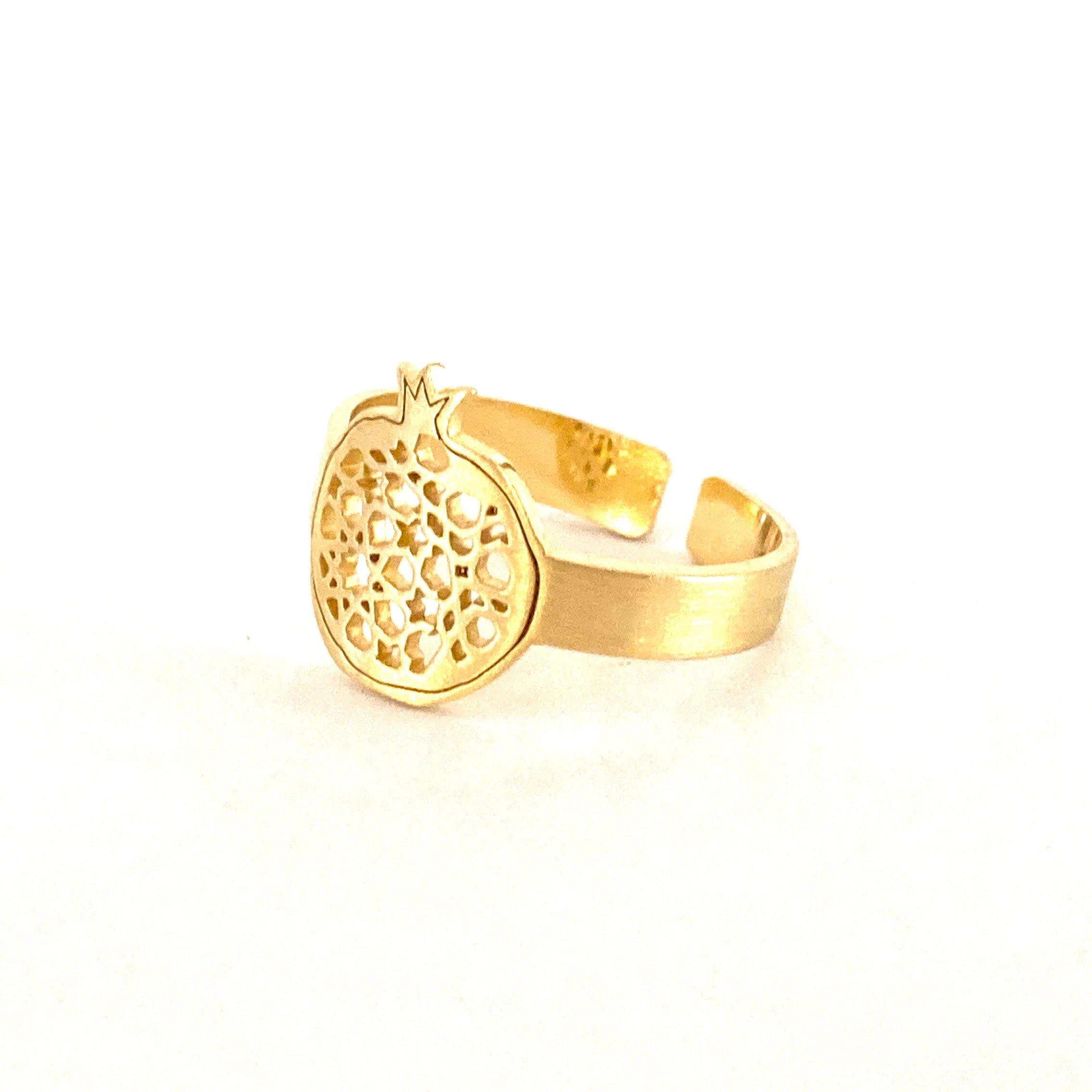 Anillo ajustable fino granada no.4. Plata bañada en oro.  PLATÓNICA, joyería contemporánea de autor. fabricado en nuestro taller del Albaicin, Granada, España. Joyas artesanales.Joyas Alhambra, Granada