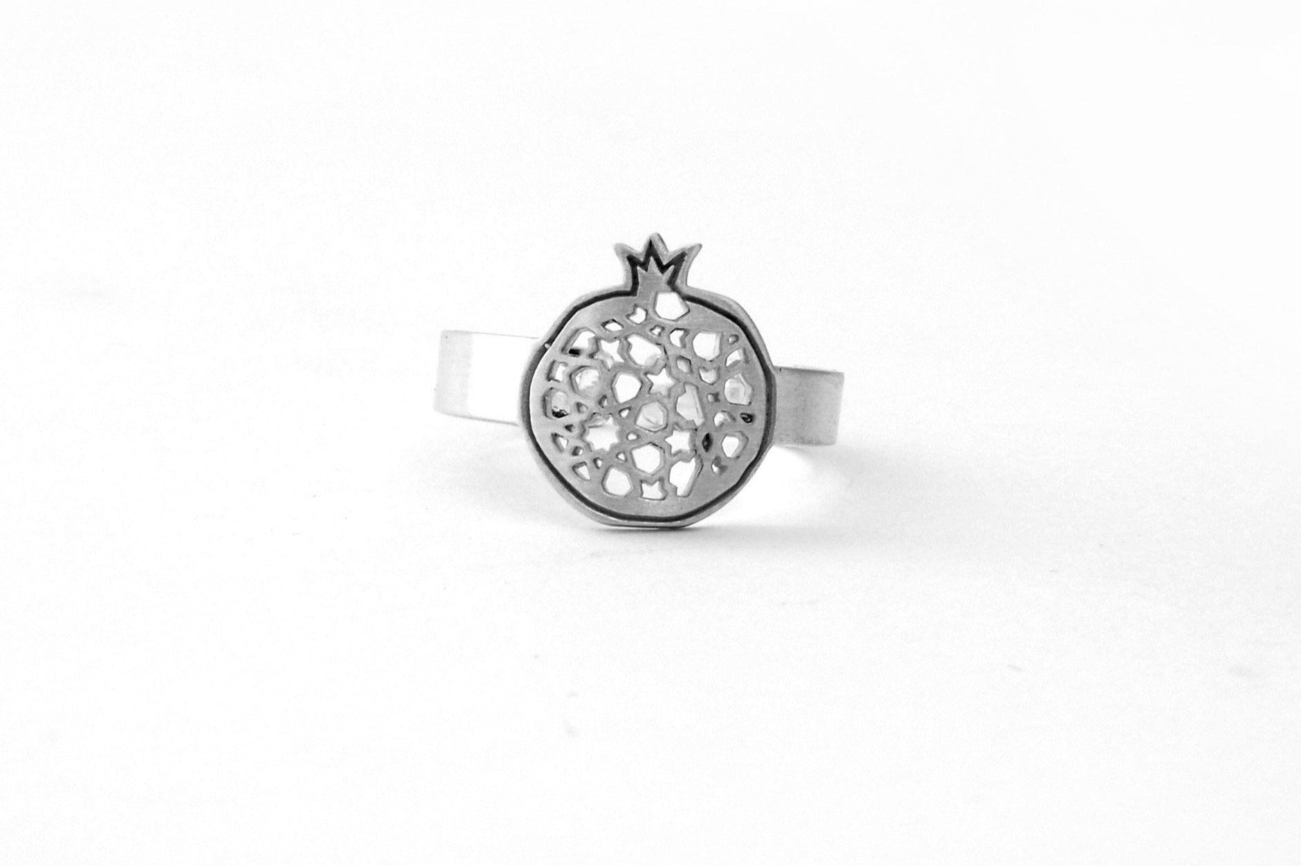 Anillo fino granada no. 4. Plata 925. Plata esterlina.  PLATÓNICA, joyería contemporánea de autor. fabricado en nuestro taller del Albaicin, Granada, España. Joyas artesanales. Joyas Alhambra, Granada. Artesanía Granada. Joyas hechas de Andalucía. 