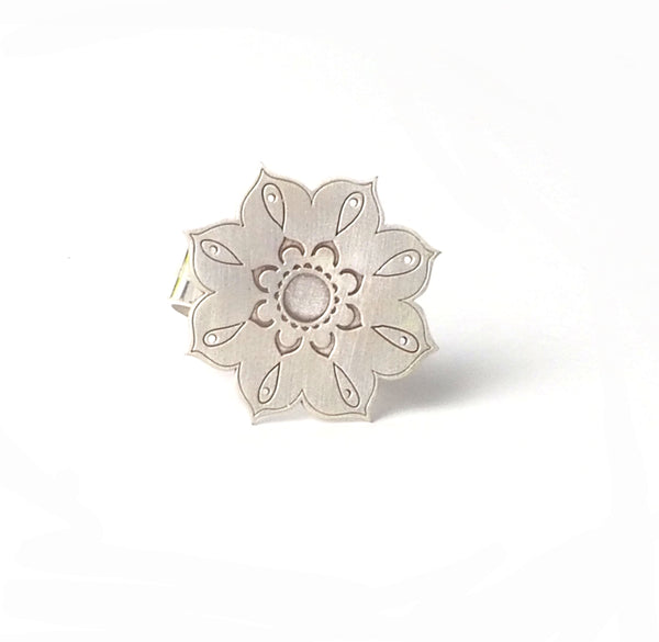 Large flower ring from the oriental Collection of PLATÓNICA. Sterling silver, 925 silver. Exotic-inspired earrings, pendants and rings. Bohochic, exotic and minimalist style. Jewelry handcrafted in our Albaicín workshop. Granada crafts. Jewelry with mandalas. Andalusian jewels. Jewelry made in Spain.