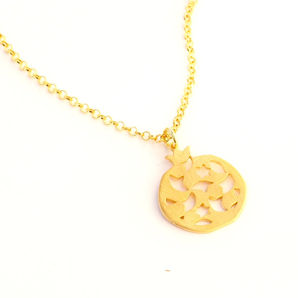 Colgante Granada no.2. . Plata bañada en oro.  PLATÓNICA, joyería contemporánea de autor. fabricado en nuestro taller del Albaicin, Granada, España. Joyas artesanales. Joyas Alhambra, Granada. Artesanía Granada. Joyas hechas de Andalucía. 