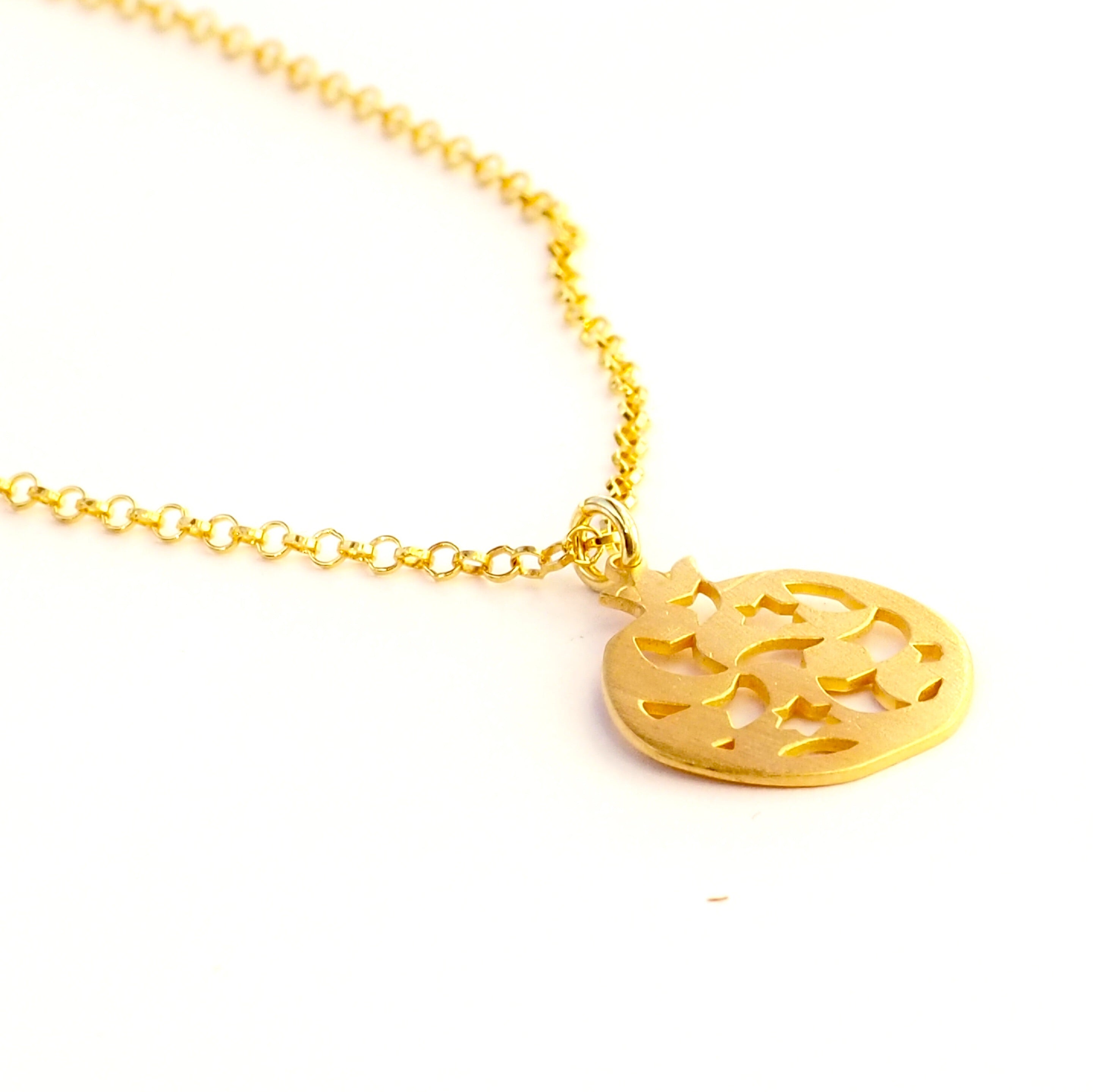 Colgante Granada no. 2. Colección Granada de PLATÓNICA. Plata bañada en oro. joyería contemporánea de autor. fabricado en nuestro taller del Albaicin, Granada, España. Joyas artesanales. Joyería de granada. Alhambra. Anillo fruta del granado. Artesanía de Granada. Joyas hechas de Andalucía. Pendientes, colgantes, pulseras, anillos.