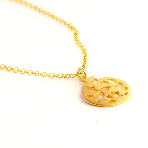 Colgante Granada no. 2. Colección Granada de PLATÓNICA. Plata bañada en oro. joyería contemporánea de autor. fabricado en nuestro taller del Albaicin, Granada, España. Joyas artesanales. Joyería de granada. Alhambra. Anillo fruta del granado. Artesanía de Granada. Joyas hechas de Andalucía. Pendientes, colgantes, pulseras, anillos.