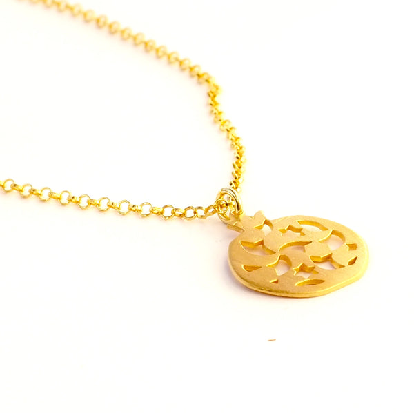 Colgante Granada no. 2. Colección Granada de PLATÓNICA. Plata bañada en oro. joyería contemporánea de autor. fabricado en nuestro taller del Albaicin, Granada, España. Joyas artesanales. Joyería de granada. Alhambra. Anillo fruta del granado. Artesanía de Granada. Joyas hechas de Andalucía. Pendientes, colgantes, pulseras, anillos.