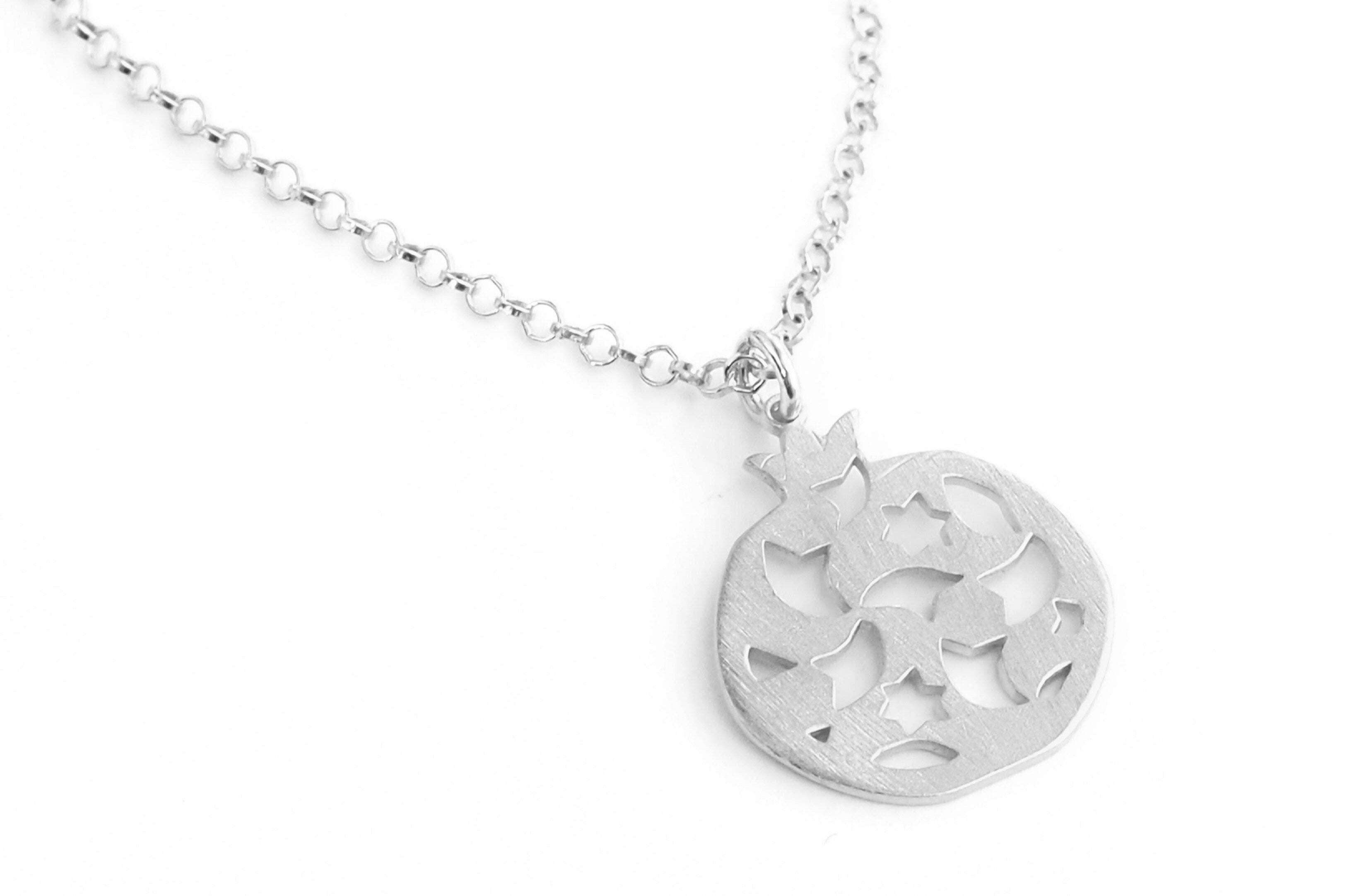 Colgante granada no.2. Plata 925. Plata esterlina.  PLATÓNICA, joyería contemporánea de autor. fabricado en nuestro taller del Albaicin, Granada, España. Joyas artesanales. Joyas Alhambra, Granada. Artesanía Granada. Joyas hechas de Andalucía. 