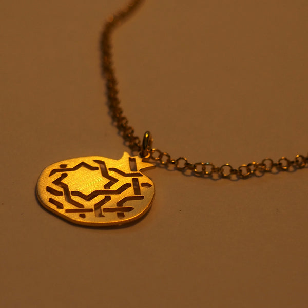 Colgante Granada no.3. . Plata bañada en oro.  PLATÓNICA, joyería contemporánea de autor. fabricado en nuestro taller del Albaicin, Granada, España. Joyas artesanales. Joyas Alhambra, Granada. Artesanía Granada. Joyas hechas de Andalucía. 