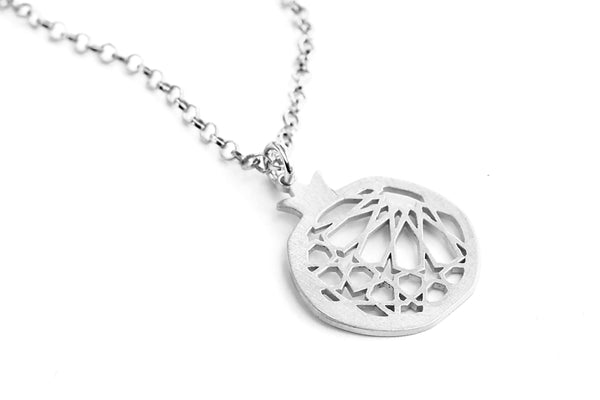 Colgante granada no. 1. Plata 925. Plata esterlina.  PLATÓNICA, joyería contemporánea de autor. fabricado en nuestro taller del Albaicin, Granada, España. Joyas artesanales. Joyas Alhambra, Granada. Artesanía Granada. Joyas hechas de Andalucía. 