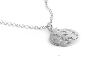 Colgante granada no.2. Plata 925. Plata esterlina.  PLATÓNICA, joyería contemporánea de autor. fabricado en nuestro taller del Albaicin, Granada, España. Joyas artesanales. Joyas Alhambra, Granada. Artesanía Granada. Joyas hechas de Andalucía. 