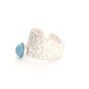 Adjustable ring detail Palacios Nazaríes Azul inspired by the mural decoration of the Alhambra, Granada. Signature jewelery based on the ataurique plasterwork of Andalusian architecture. Contemporary sterling silver and glass jewelry. Ethnic and sophisticated style. Made in Spain. Local crafts.