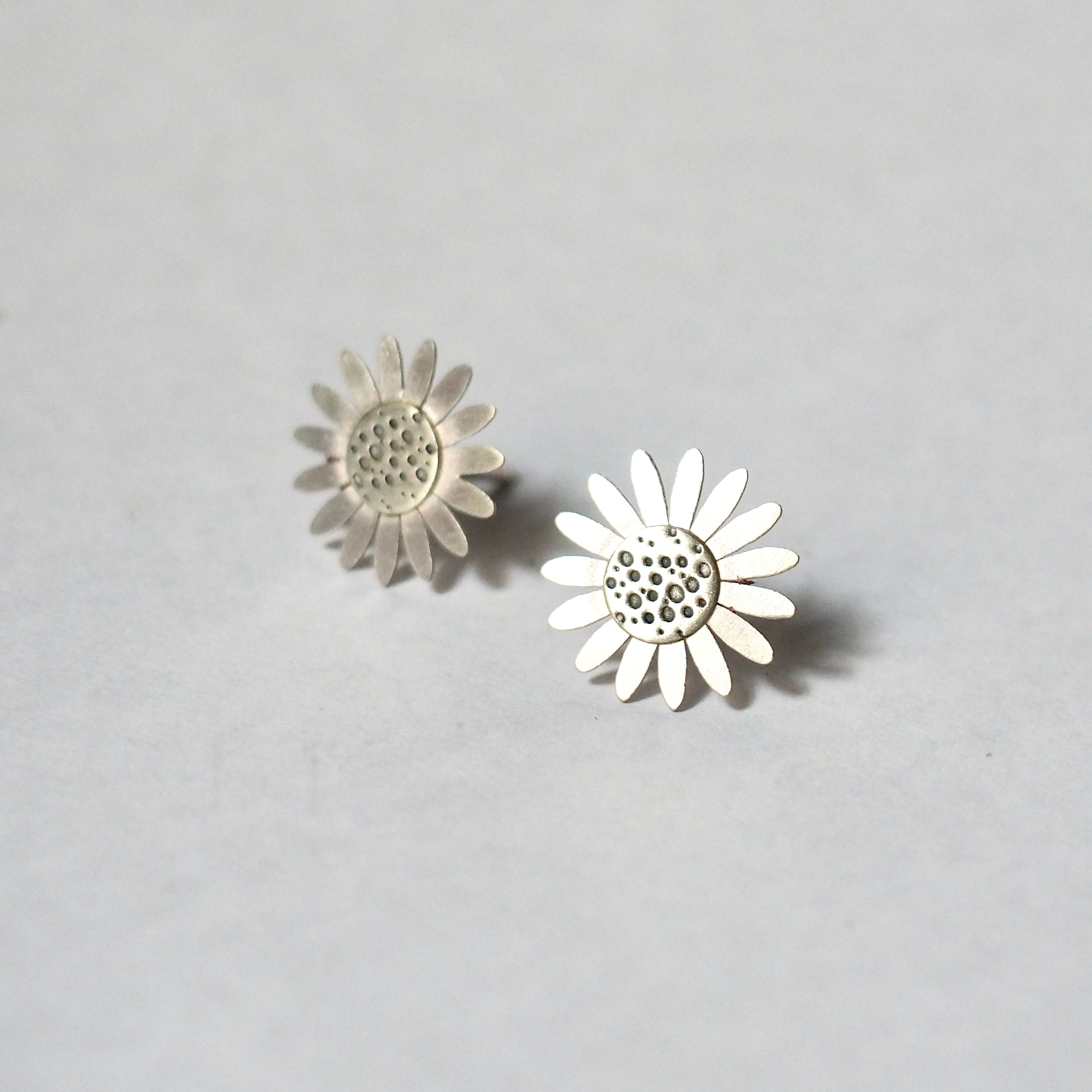 Pendientes pequeños Margarita tuerca