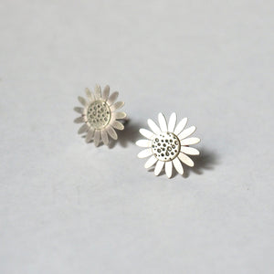 Small daisy stud earrings