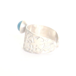 Adjustable ring detail Palacios Nazaríes Azul inspired by the mural decoration of the Alhambra, Granada. Signature jewelery based on the ataurique plasterwork of Andalusian architecture. Contemporary sterling silver and glass jewelry. Ethnic and sophisticated style. Made in Spain. Local crafts.