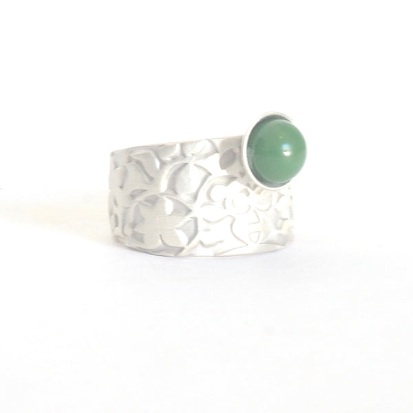 Adjustable ring detail Palacios Nazaríes Verde inspired by the mural decoration of the Alhambra, Granada. Signature jewelery based on the ataurique plasterwork of Andalusian architecture. Contemporary sterling silver and glass jewelry. Ethnic and sophisticated style. Made in Spain. Local crafts.
