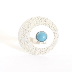 Round Adjustable Ring detail Palacios Nazaríes Azul inspired by the wall decoration of the Alhambra, Granada. Signature jewelery based on the ataurique plasterwork of Andalusian architecture. Contemporary sterling silver and glass jewelry. Ethnic and sophisticated style. Made in Spain. Local crafts.