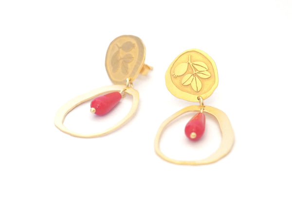 Gold plated sterling silver and reconstituted coral stud earrings. Current and modern flamenco earrings. Contemporary signature jewelry inspired by traditional flamenco fashion. Granada crafts. Jewels made from Andalusia. Earrings inspired by the botany of the Alhambra and Granada.