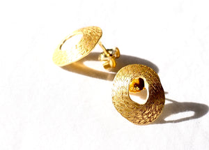 Small stud earring The Penélope collection by PLATÓNICA is inspired by the dream weaver from Homer's Odyssey. Gold plated silver. Contemporary signature jewelry made by hand in our Albaicín workshop in Granada, Spain. Jewels made from Andalusia
