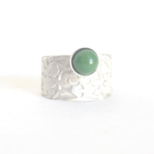 Adjustable ring detail Palacios Nazaríes Verde inspired by the mural decoration of the Alhambra, Granada. Signature jewelery based on the ataurique plasterwork of Andalusian architecture. Contemporary sterling silver and glass jewelry. Ethnic and sophisticated style. Made in Spain. Local crafts.