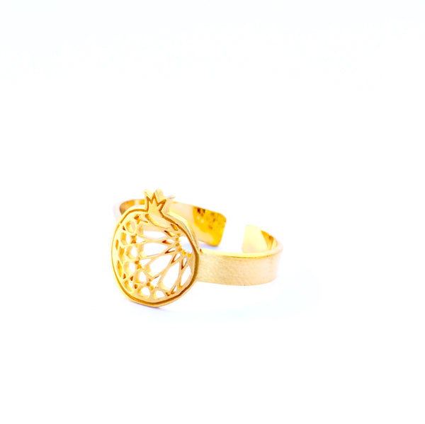 Fine Ring Granada No.1. . Gold plated silver. PLATÓNICA, contemporary signature jewelry. manufactured in our workshop in Albaicin, Granada, Spain. Handmade jewelry. Alhambra Jewels, Granada. Granada crafts