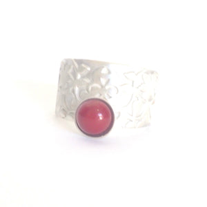 Red Nasrid Palaces adjustable ring detail inspired by the wall decoration of the Alhambra, Granada. Signature jewelery based on the ataurique plasterwork of Andalusian architecture. Contemporary sterling silver and glass jewelry. Ethnic and sophisticated style. Made in Spain. Local crafts.