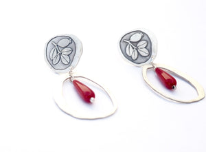 Sterling silver and reconstituted coral stud earrings. Current and modern flamenco earrings. Contemporary signature jewelry inspired by traditional flamenco fashion. Granada crafts. Jewels made from Andalusia. Earrings inspired by the botany of the Alhambra and Granada.