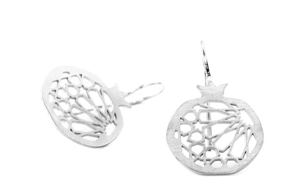 Pendiente gancho granada no.1. Plata 925. Plata esterlina.  PLATÓNICA, joyería contemporánea de autor. fabricado en nuestro taller del Albaicin, Granada, España. Joyas artesanales. Joyas Alhambra, Granada. Artesanía Granada. Joyas hechas de Andalucía. 