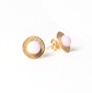 Small pink button earring from the PIB collection by PLATÓNICA. Gold plated silver and glass. Minimalist jewelry. Contemporary jewelry. Author jewelry. Made in Granada, Andalusia, Spain. Jewelry workshop in the Albaicín. Crafts. Hand-made jewelry. Jewels made from Andalusia. Geometry. Modern and sophisticated style.