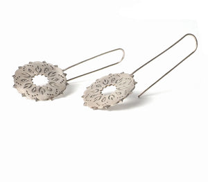 Long dream hook earring from the oriental Collection of PLATÓNICA. Sterling silver, 925 silver. Exotic-inspired earrings, pendants and rings. Bohochic, exotic and minimalist style. Jewelry handcrafted in our Albaicín workshop. Granada crafts. Jewelry with mandalas. Andalusian jewels. Jewelry made in Spain.