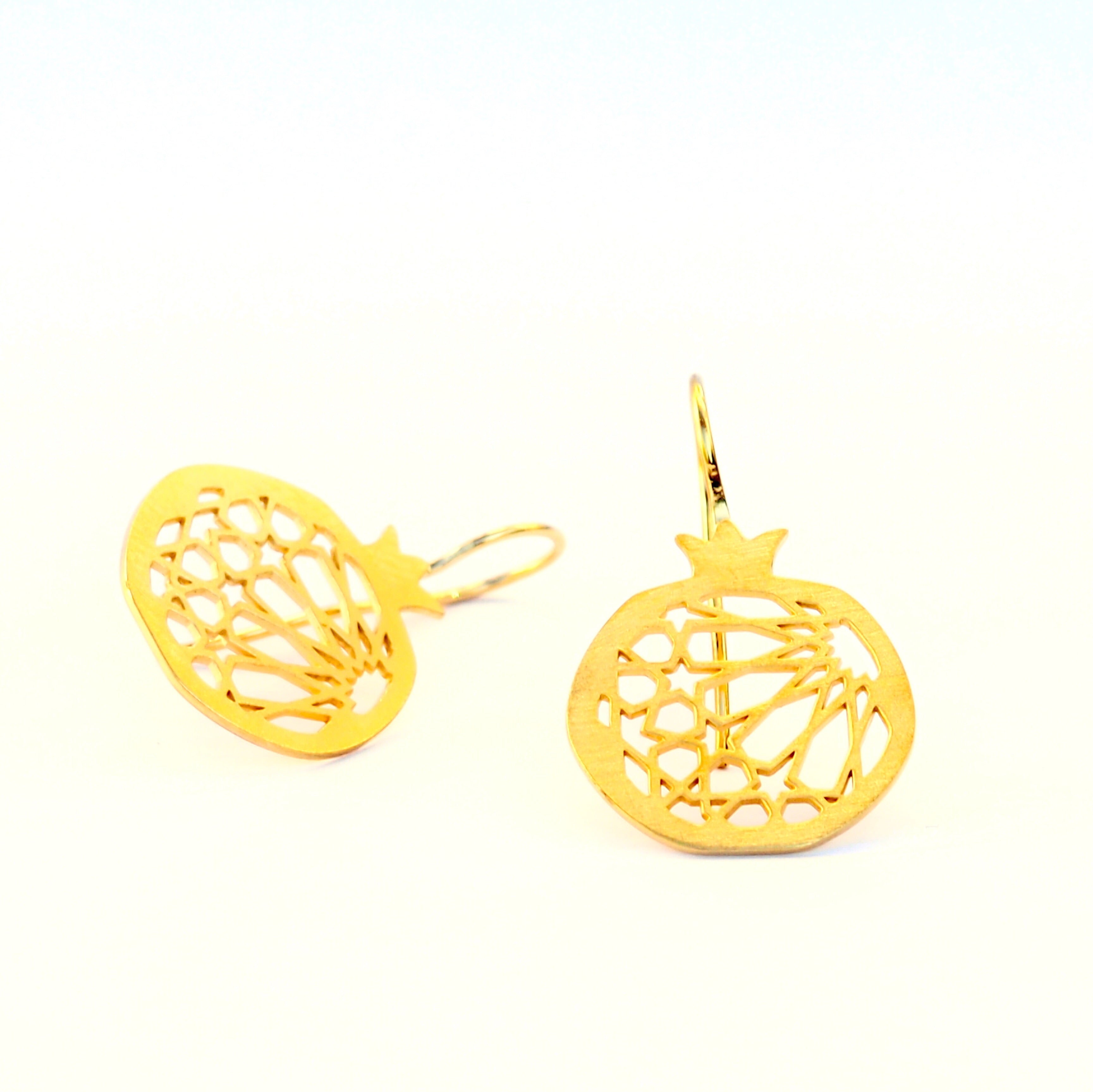 Pendientes gancho granada no. 1 . Plata bañada en oro.  PLATÓNICA, joyería contemporánea de autor. fabricado en nuestro taller del Albaicin, Granada, España. Joyas artesanales. Joyas Alhambra, Granada. Artesanía Granada. Joyas hechas de Andalucía. 