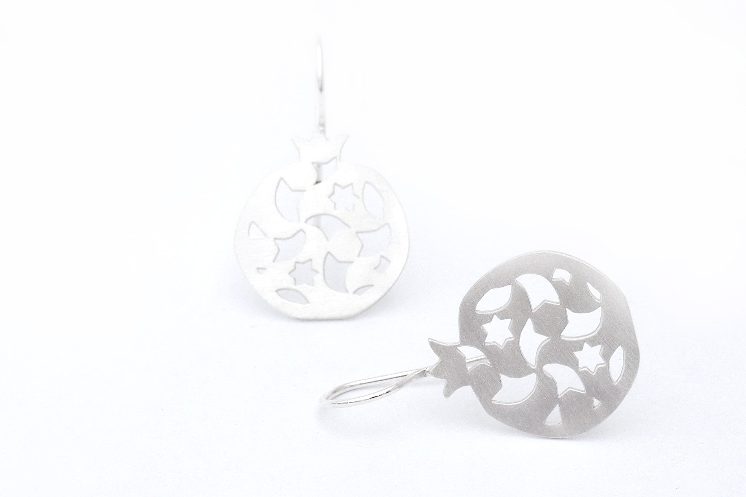 Pendientes gancho granada no. 2. Plata 925. Plata esterlina.  PLATÓNICA, joyería contemporánea de autor. fabricado en nuestro taller del Albaicin, Granada, España. Joyas artesanales. Joyas Alhambra, Granada. Artesanía Granada. Joyas hechas de Andalucía. 