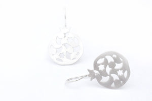 Pendientes gancho granada no. 2. Plata 925. Plata esterlina.  PLATÓNICA, joyería contemporánea de autor. fabricado en nuestro taller del Albaicin, Granada, España. Joyas artesanales. Joyas Alhambra, Granada. Artesanía Granada. Joyas hechas de Andalucía. 