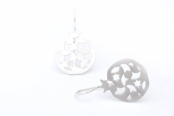 Pendientes gancho granada no. 2. Plata 925. Plata esterlina.  PLATÓNICA, joyería contemporánea de autor. fabricado en nuestro taller del Albaicin, Granada, España. Joyas artesanales. Joyas Alhambra, Granada. Artesanía Granada. Joyas hechas de Andalucía. 