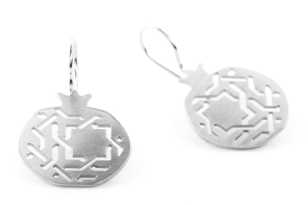 Pendientes gancho granada no.3. Plata 925. Plata esterlina.  PLATÓNICA, joyería contemporánea de autor. fabricado en nuestro taller del Albaicin, Granada, España. Joyas artesanales. Joyas Alhambra, Granada. Artesanía Granada. Joyas hechas de Andalucía. 