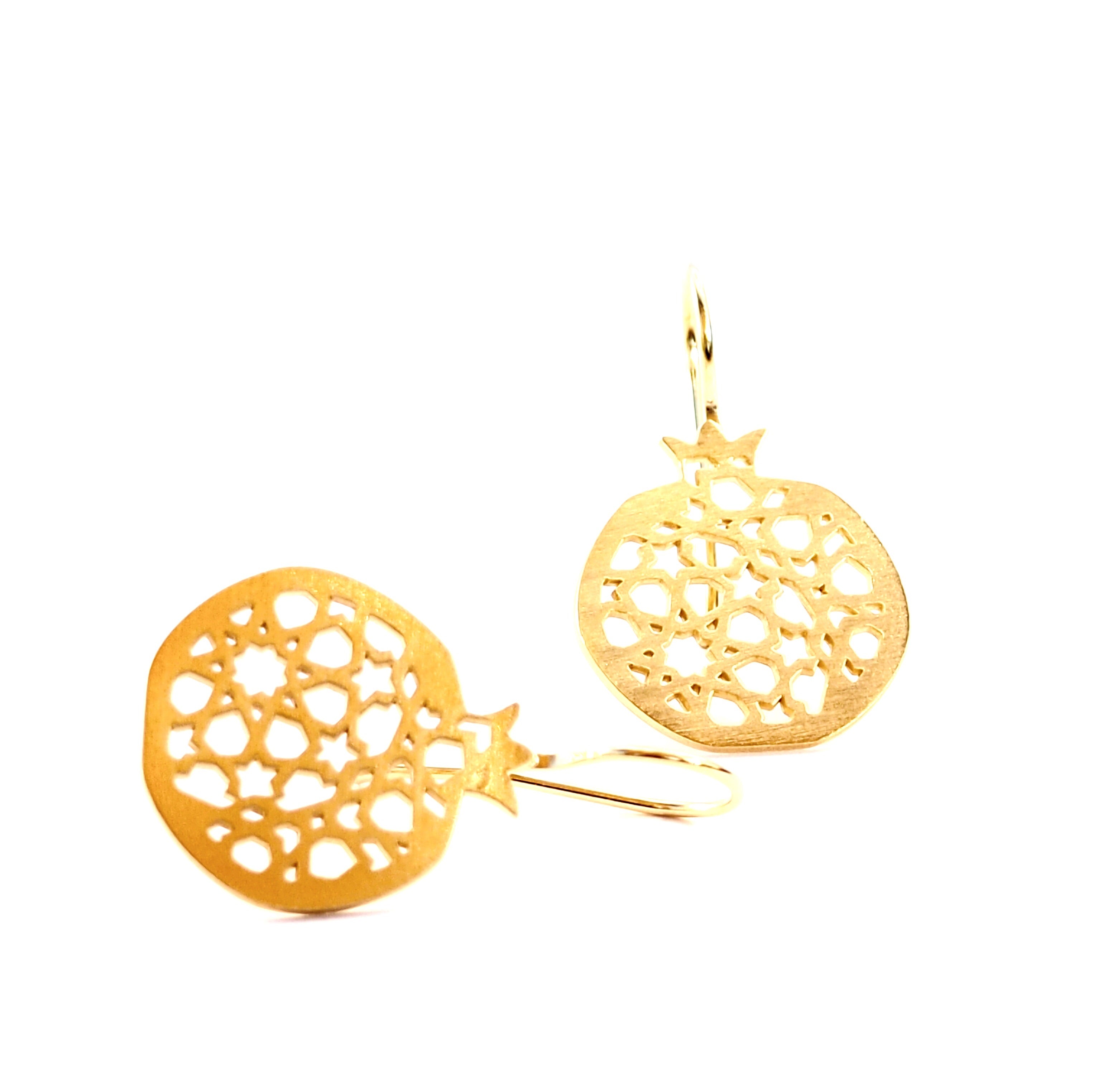 Pendientes gancho Granada no. 4. . Plata bañada en oro.  PLATÓNICA, joyería contemporánea de autor. fabricado en nuestro taller del Albaicin, Granada, España. Joyas artesanales. Joyas Alhambra, Granada. Artesanía Granada. Joyas hechas de Andalucía. 