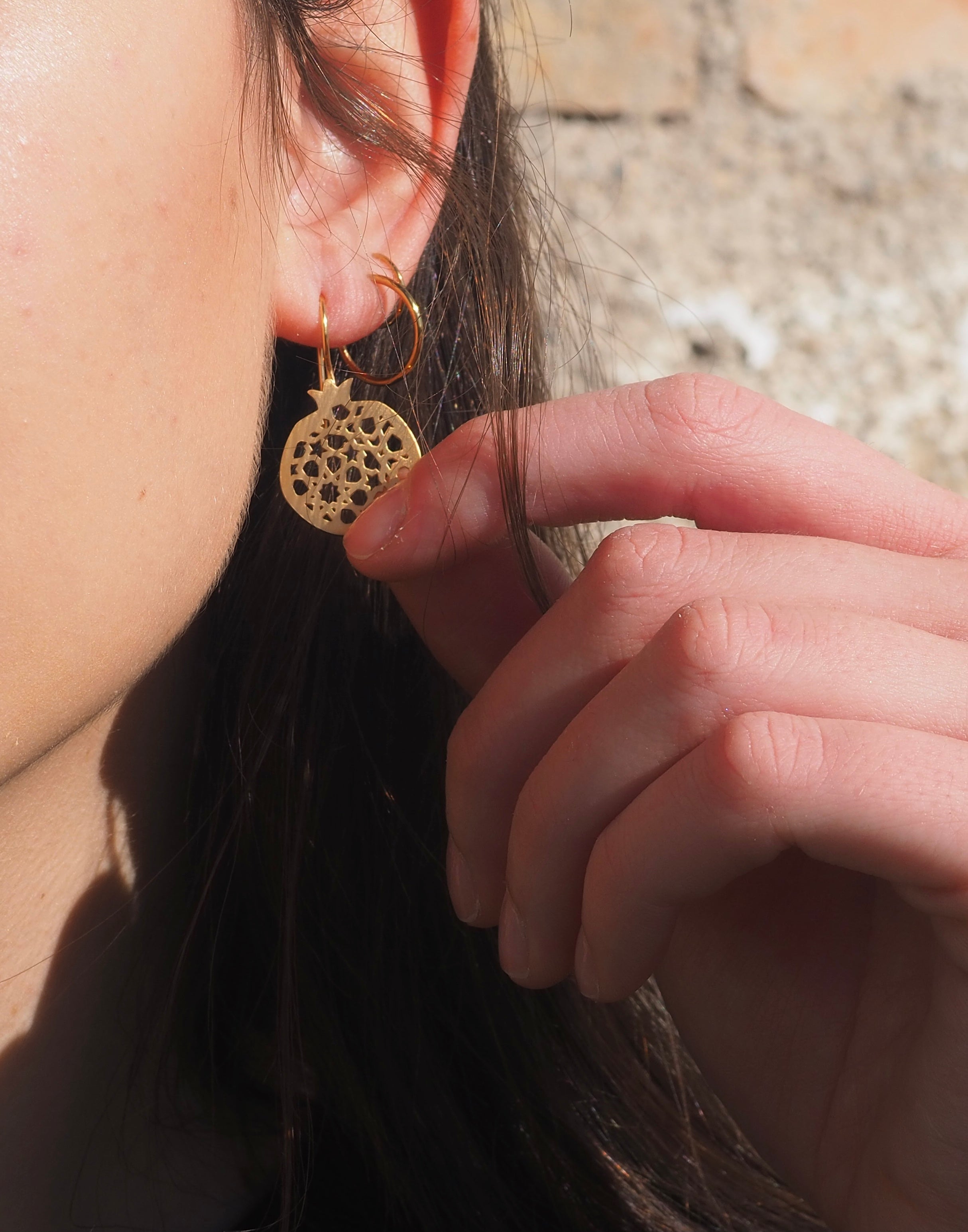 Pendientes gancho Granada no. 4. . Plata bañada en oro.  PLATÓNICA, joyería contemporánea de autor. fabricado en nuestro taller del Albaicin, Granada, España. Joyas artesanales. Joyas Alhambra, Granada. Artesanía Granada. Joyas hechas de Andalucía.