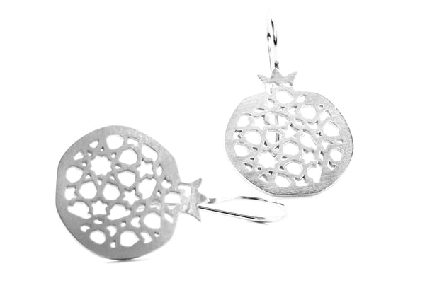 Pendiente gancho granada no.4. Plata 925. Plata esterlina.  PLATÓNICA, joyería contemporánea de autor. fabricado en nuestro taller del Albaicin, Granada, España. Joyas artesanales. Joyas Alhambra, Granada. Artesanía Granada. Joyas hechas de Andalucía. 