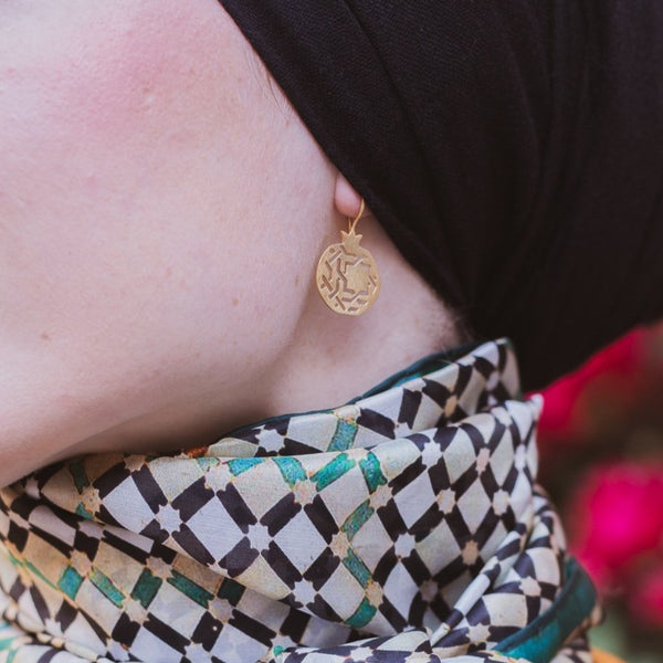 pendientes  plata chapada en oro simbolo fruta granada y azulejos alhambra típica artesanía granada andalucía platonica joyeria 