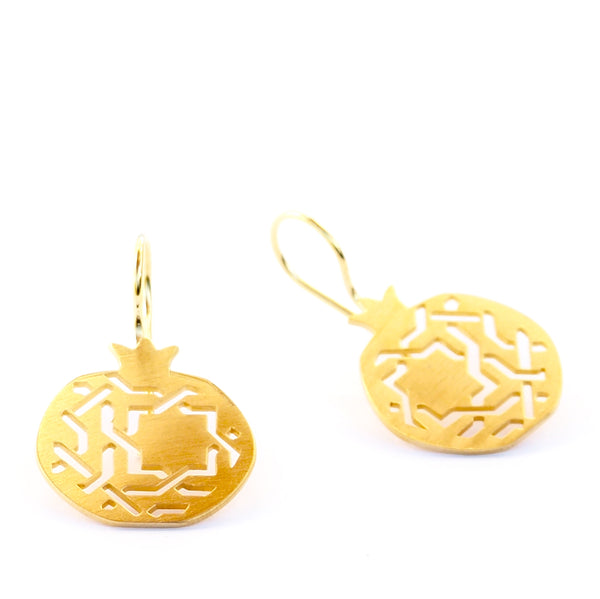 Pendientes Gancho Granada no. 3. Plata bañada en oro.  PLATÓNICA, joyería contemporánea de autor. fabricado en nuestro taller del Albaicin, Granada, España. Joyas artesanales. Joyas Alhambra, Granada. Artesanía Granada. Joyas hechas de Andalucía. 