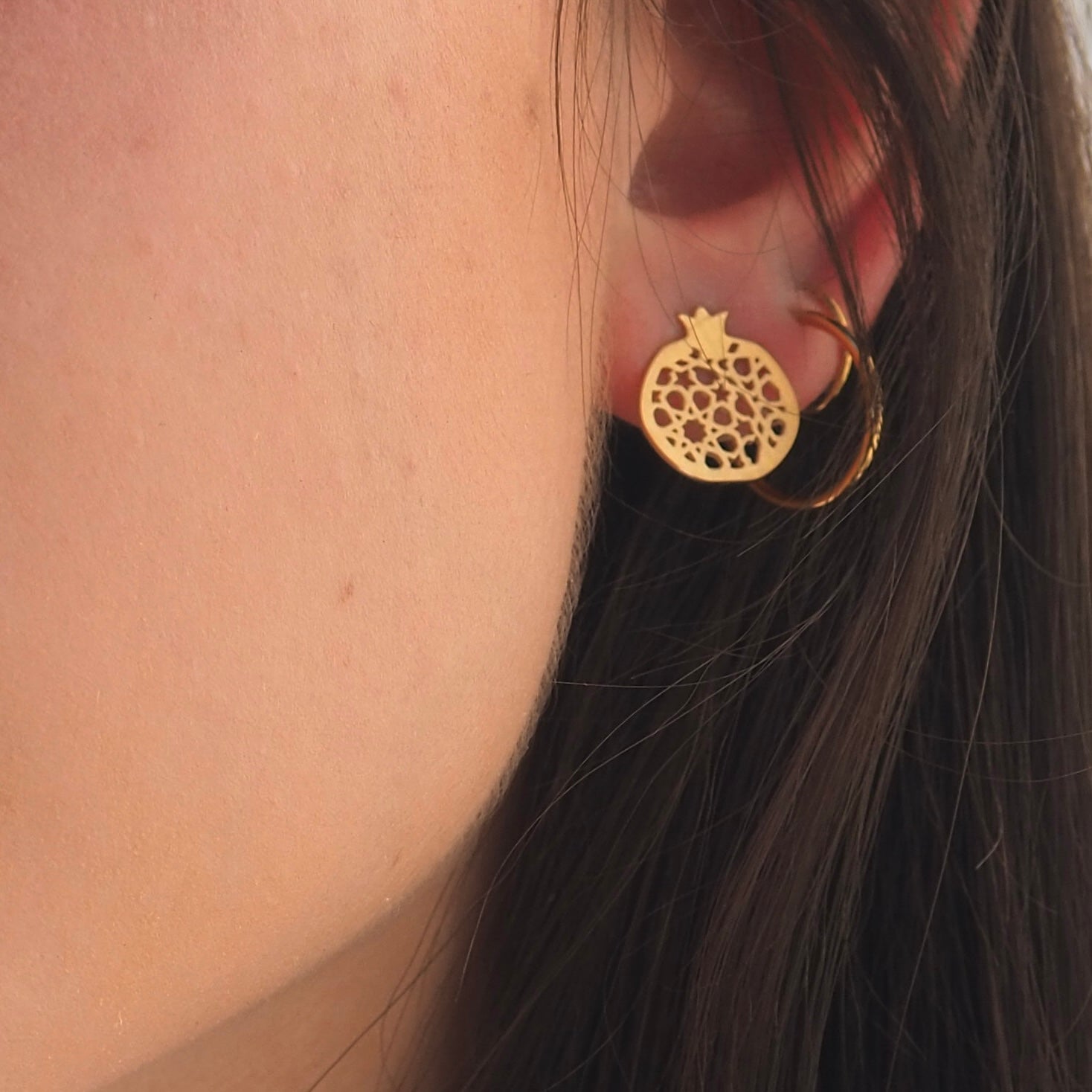 Pendiente pasante granada no.4 . Plata bañada en oro.  PLATÓNICA, joyería contemporánea de autor. fabricado en nuestro taller del Albaicin, Granada, España. Joyas artesanales. Joyas Alhambra, Granada. Artesanía Granada. Joyas hechas de Andalucía.