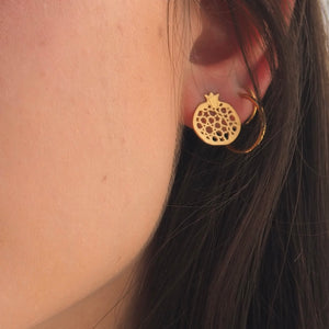 Pendiente pasante granada no.4 . Plata bañada en oro.  PLATÓNICA, joyería contemporánea de autor. fabricado en nuestro taller del Albaicin, Granada, España. Joyas artesanales. Joyas Alhambra, Granada. Artesanía Granada. Joyas hechas de Andalucía.