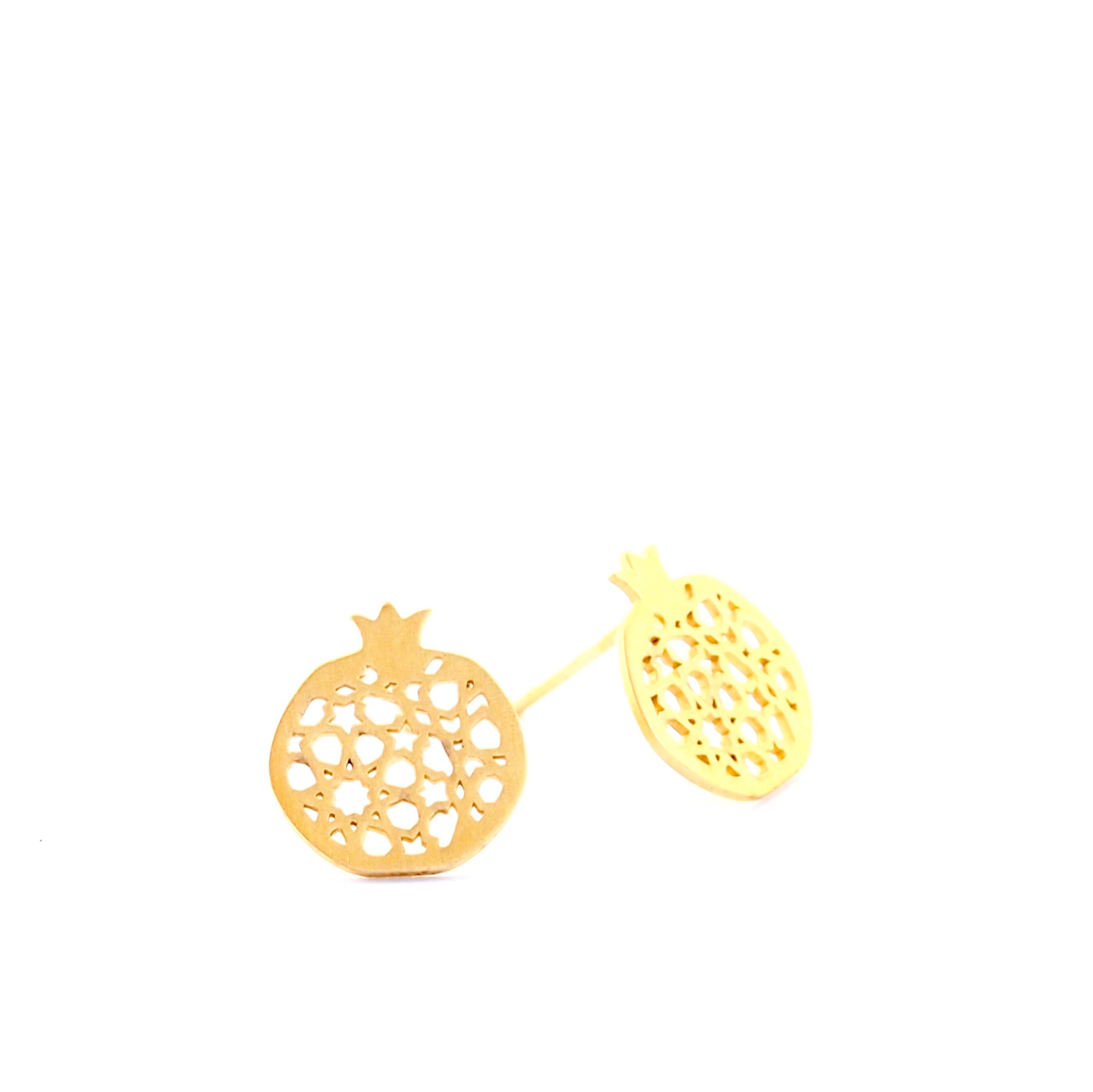 Pendiente pasante granada no.4 . Plata bañada en oro.  PLATÓNICA, joyería contemporánea de autor. fabricado en nuestro taller del Albaicin, Granada, España. Joyas artesanales. Joyas Alhambra, Granada. Artesanía Granada. Joyas hechas de Andalucía. 